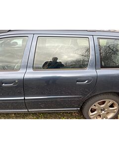 Produktname: "Volvo V70 Blau Metallic 446 - Hintere Linke Fahrertür"

Kurzbeschreibung: "Hochwertige hintere linke Fahrertür in Blau Metallic 446 für Ihren Volvo V70."