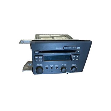 Erleben Sie die perfekte Mischung aus Stil und Funktionalität mit dem Volvo Radio HU-603 für Volvo V70, S60 und XC70 Modelle ab 2003. Dieses gebrauchte Teil mit der Volvo-Teilenummer 8698835 verspricht trotz kleiner Mängel eine überlegene Leistung.